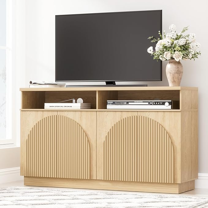 Yechen Fluted TV Stand with 4 Arched Reeded Design Doors, Modern Entertainment Center with Storage for Up to 55 Inch, Media Console, Multi-Functional TV Cabinet for Living Room, Natural Oak