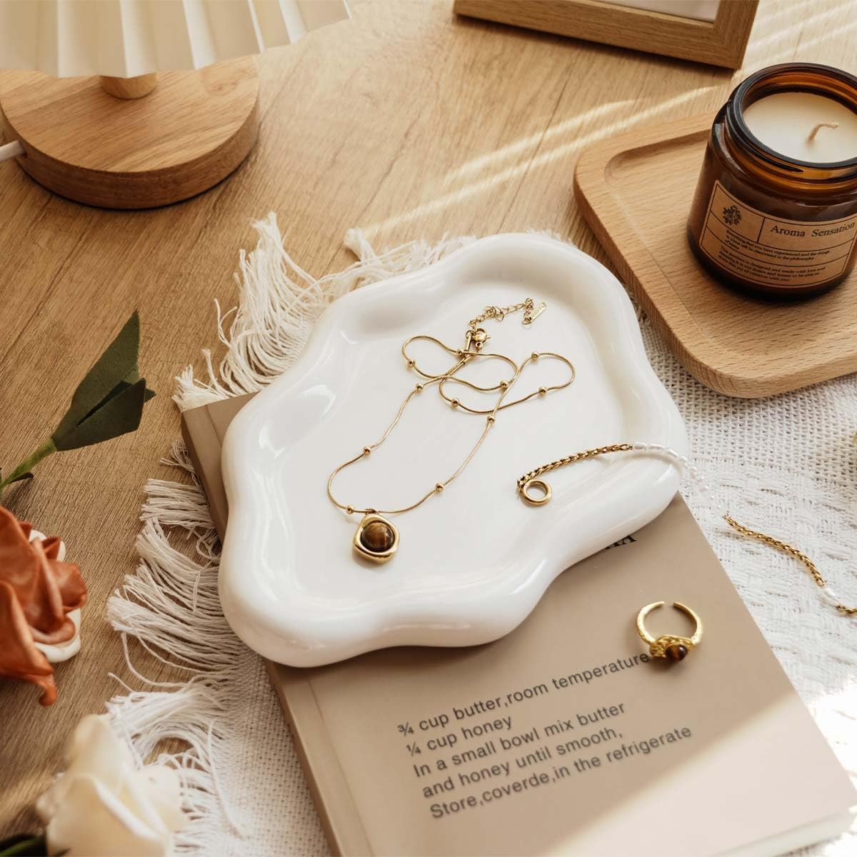 Gifts for Mom White Ceramic Jewelry Dish Tray, Vanity Ring Dish Ceramic Jewlery Trays Trinket Ring Holder, Room Decor Aesthetic,Decorative Cloud Vanity Key Tray Present for Wife Mom Daughter (Cloud)