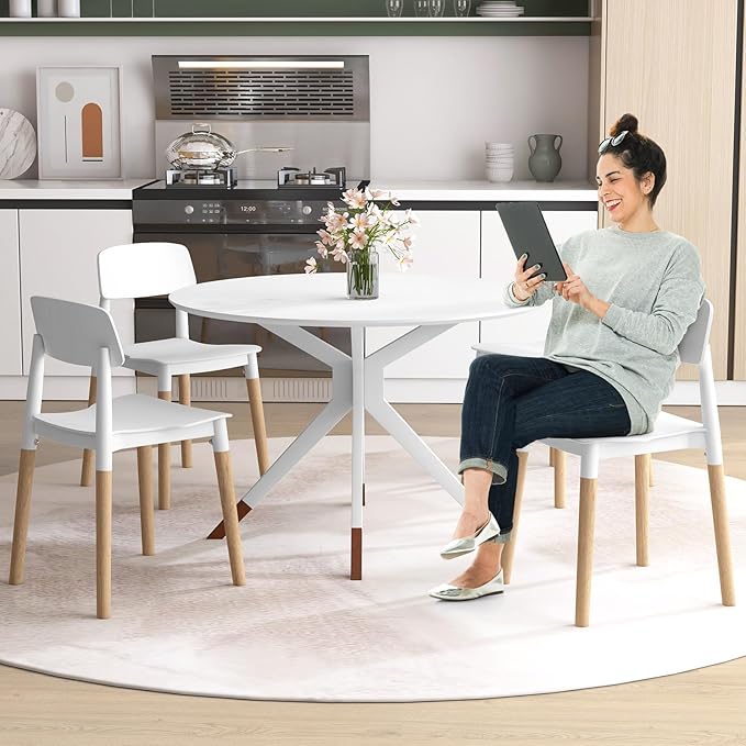 Giantex Modern Dining Chairs Set of 4, Plastic Dining Side Chair Set w/Sturdy Wooden Legs, Wide Seat & Ergonomic Backrest, Armless Kitchen Chairs for Dining Room Living Room Restaurant Cafe (White)