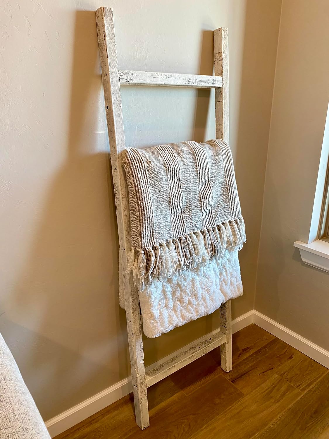 BARNWOODUSA Rustic Farmhouse Decorative Ladder, 72x21x1.63, White Wash | Comes Fully Assembled -- Nothing to build, and no complicated instructions. Item will have 6 rungs that are 18 inches wide.