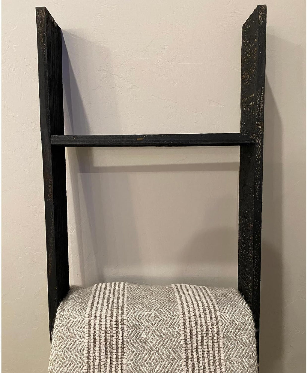 BARNWOODUSA Reclaimed Wood Bookcase Ladder 5 Foot, 5-Foot, Black | Instant Style Upgrade: Elevate your space with a chic, classic blanket storage solution!