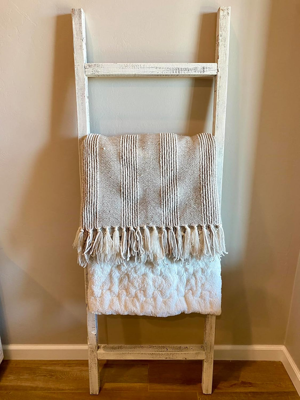 BARNWOODUSA Rustic Farmhouse Decorative Ladder, 72x21x1.63, White Wash | Comes Fully Assembled -- Nothing to build, and no complicated instructions. Item will have 6 rungs that are 18 inches wide.