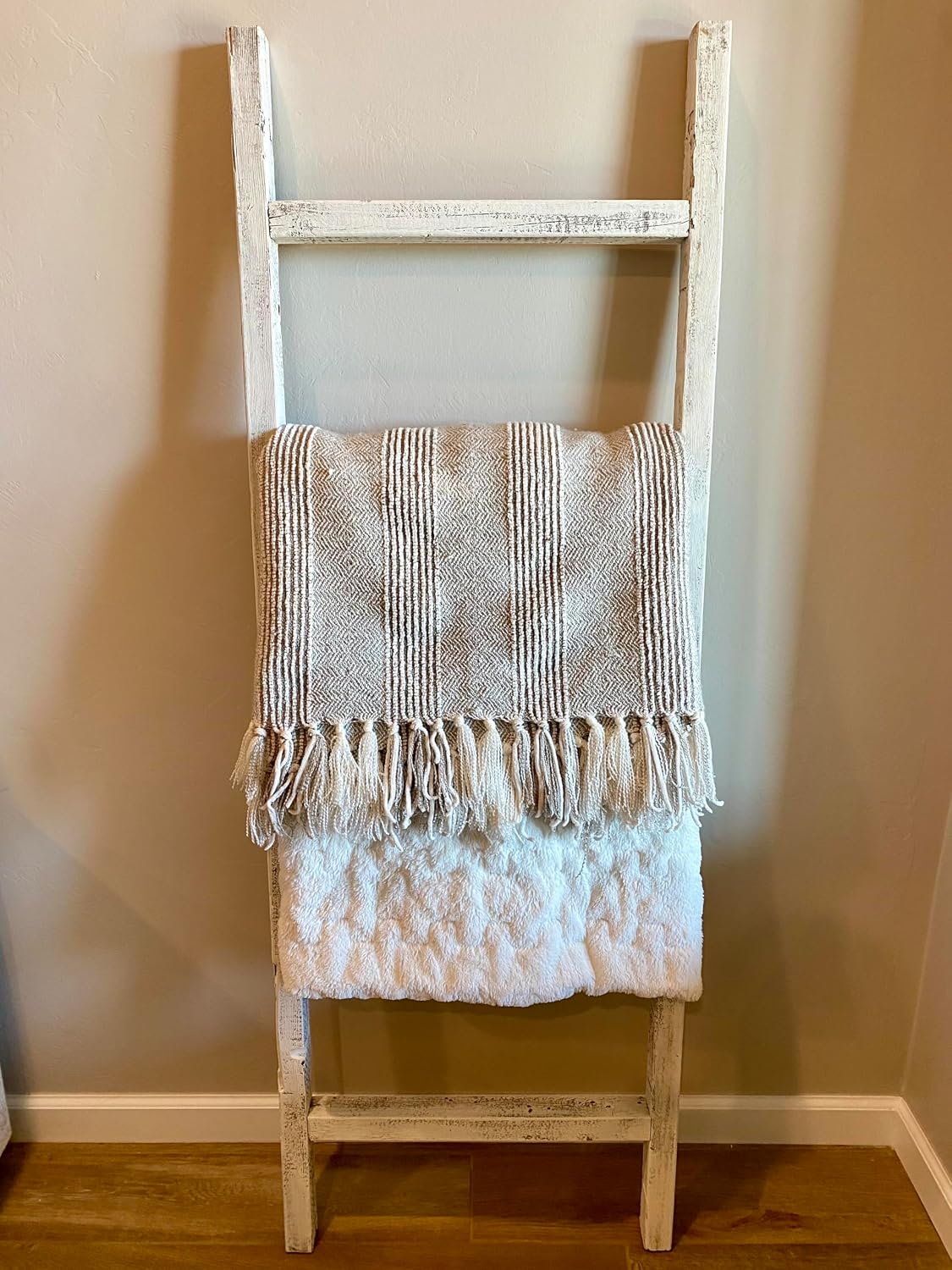 BARNWOODUSA Rustic Farmhouse Decorative Ladder, 72x21x1.63, White Wash | Comes Fully Assembled -- Nothing to build, and no complicated instructions. Item will have 6 rungs that are 18 inches wide.