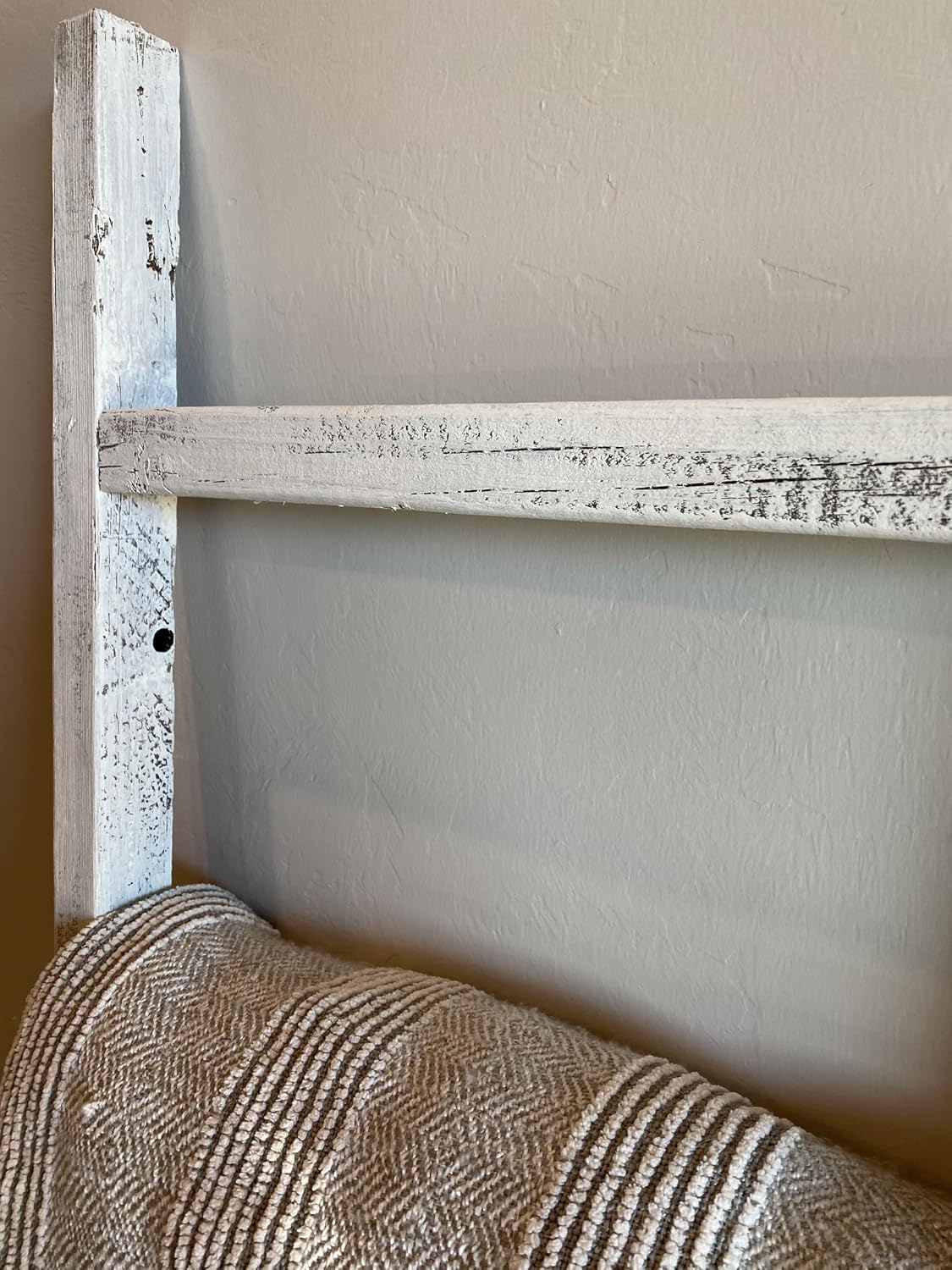 BARNWOODUSA Rustic Farmhouse Decorative Ladder, 72x21x1.63, White Wash | Comes Fully Assembled -- Nothing to build, and no complicated instructions. Item will have 6 rungs that are 18 inches wide.