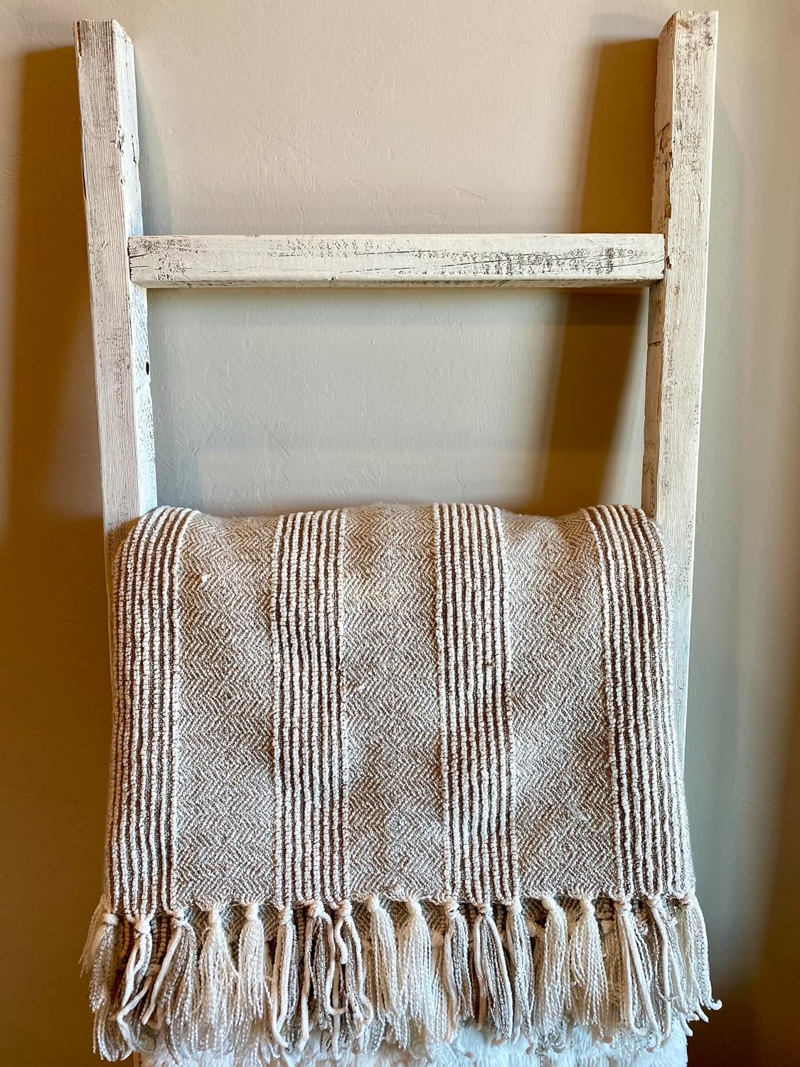 BARNWOODUSA Rustic Farmhouse Decorative Ladder, 72x21x1.63, White Wash | Comes Fully Assembled -- Nothing to build, and no complicated instructions. Item will have 6 rungs that are 18 inches wide.